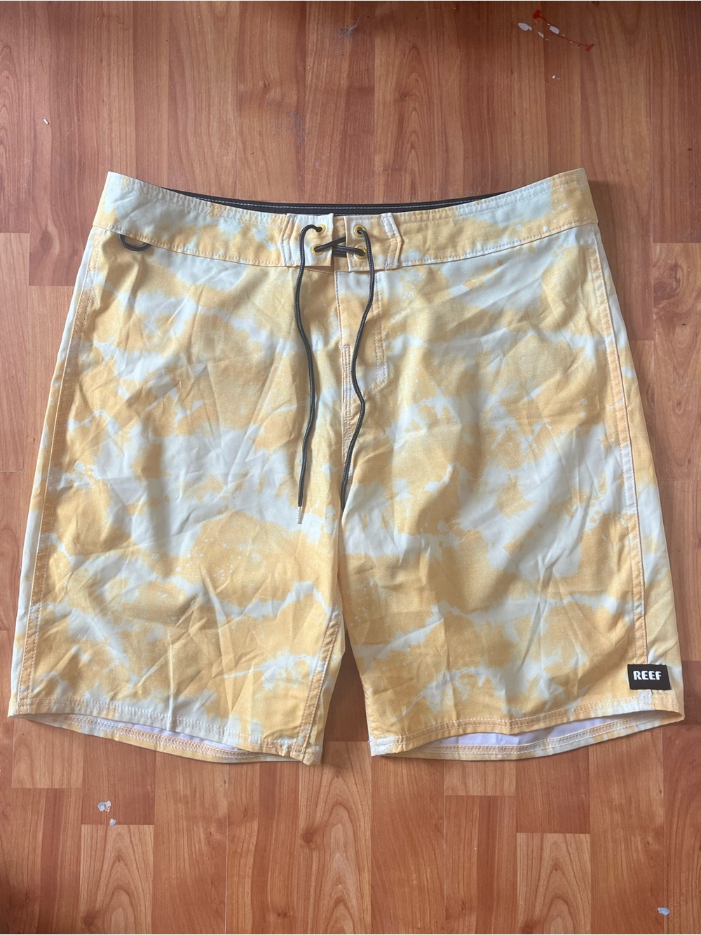 REEF Men’s Yellow & White Tie-Dye Cloud Print Board Shorts Beach Swim Size 34
